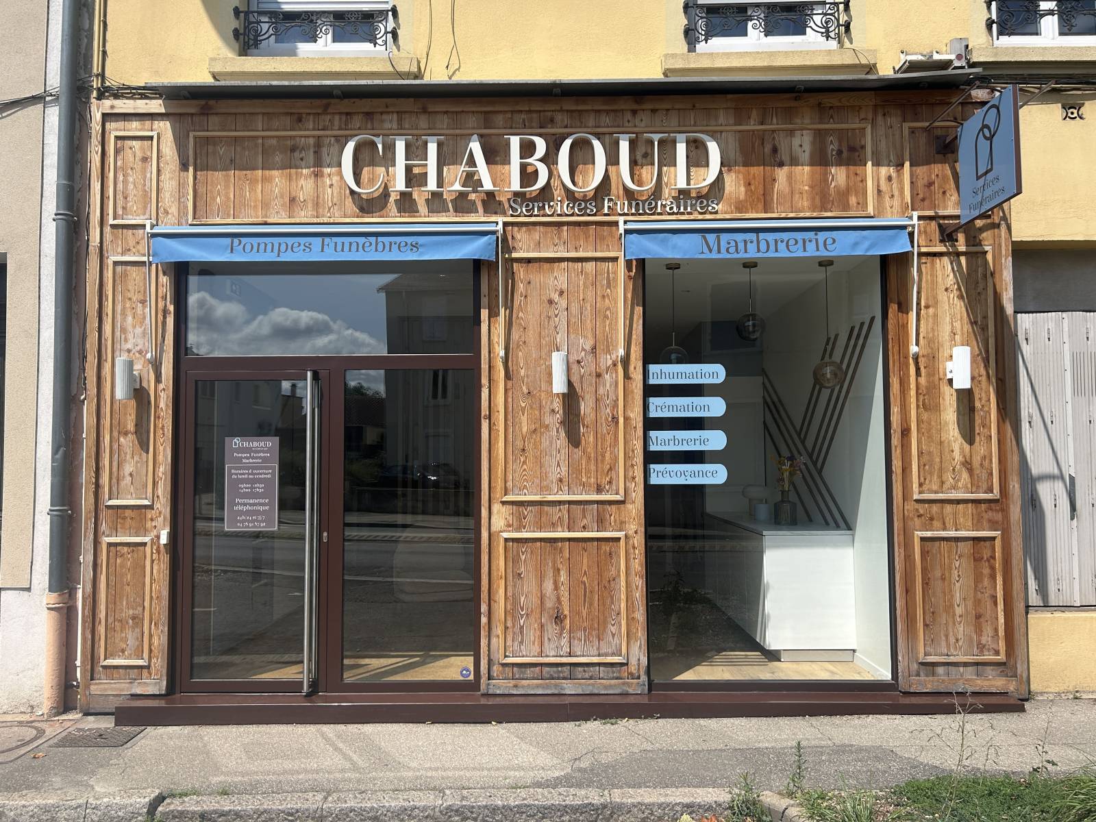 Entre le magasin Roc Eclerc et le restaurant La Minoterie, Pompes Funèbres caluire